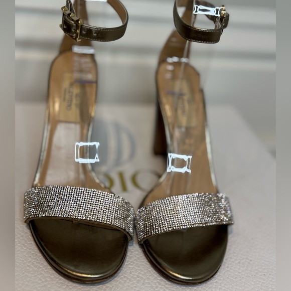 Can You Find A Better HOLIDAY VALENTINO HEEL??!! - Picture 5 of 10